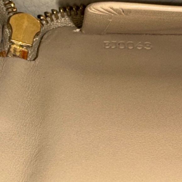 LOUIS VUITTON Vernis Zip Around Wallet - Picture 12 of 12